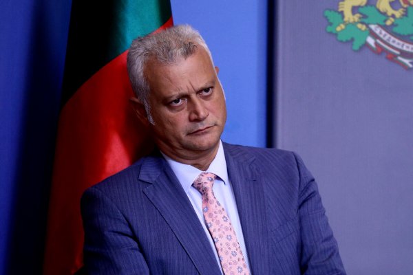 Служебен министър на вътрешните работи. През 2022 г., по време на управлението на кабинета на Кирил Петков, Дечев става третият заместник-министър на правосъдието в екипа на Надежда Йорданова. Същата година, когато министър на правосъдието в служебния кабинет е Крум Зарков, Емил Дечев запазва поста си и отговаря за функционирането на дирекция "Българско гражданство".
